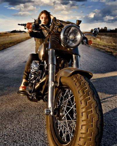Harley Davidson Ansbach Miller US-Cars and Bikes Frau auf Harley Davidson